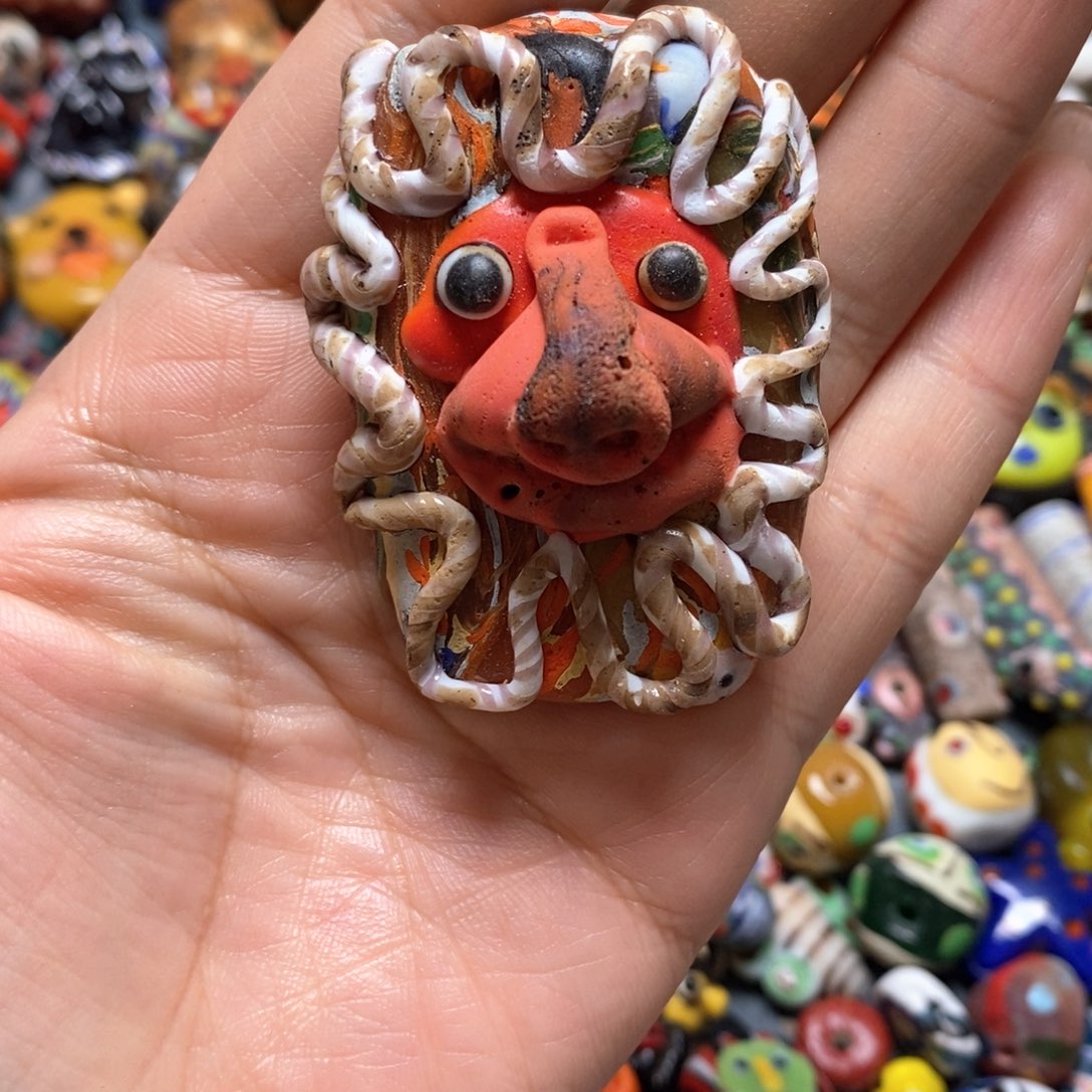 琉璃颈饰印度尼西亚红色狮子