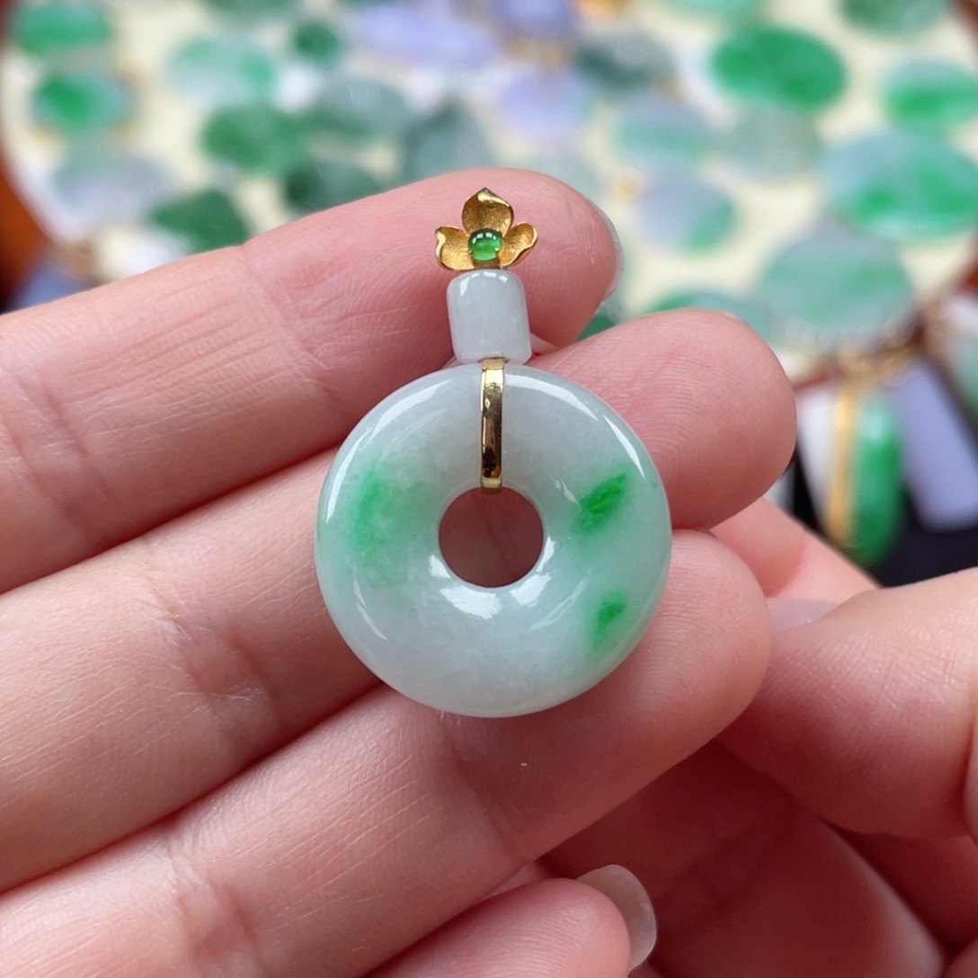 颈饰18K金镶嵌翡翠甜甜圈