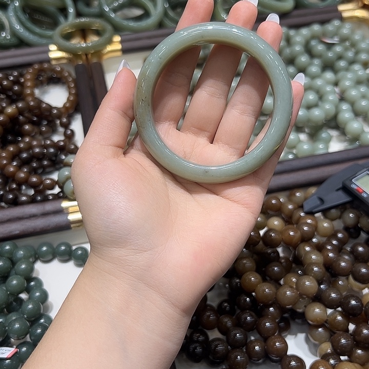 戈****和田玉（糖玉）未镶嵌手链