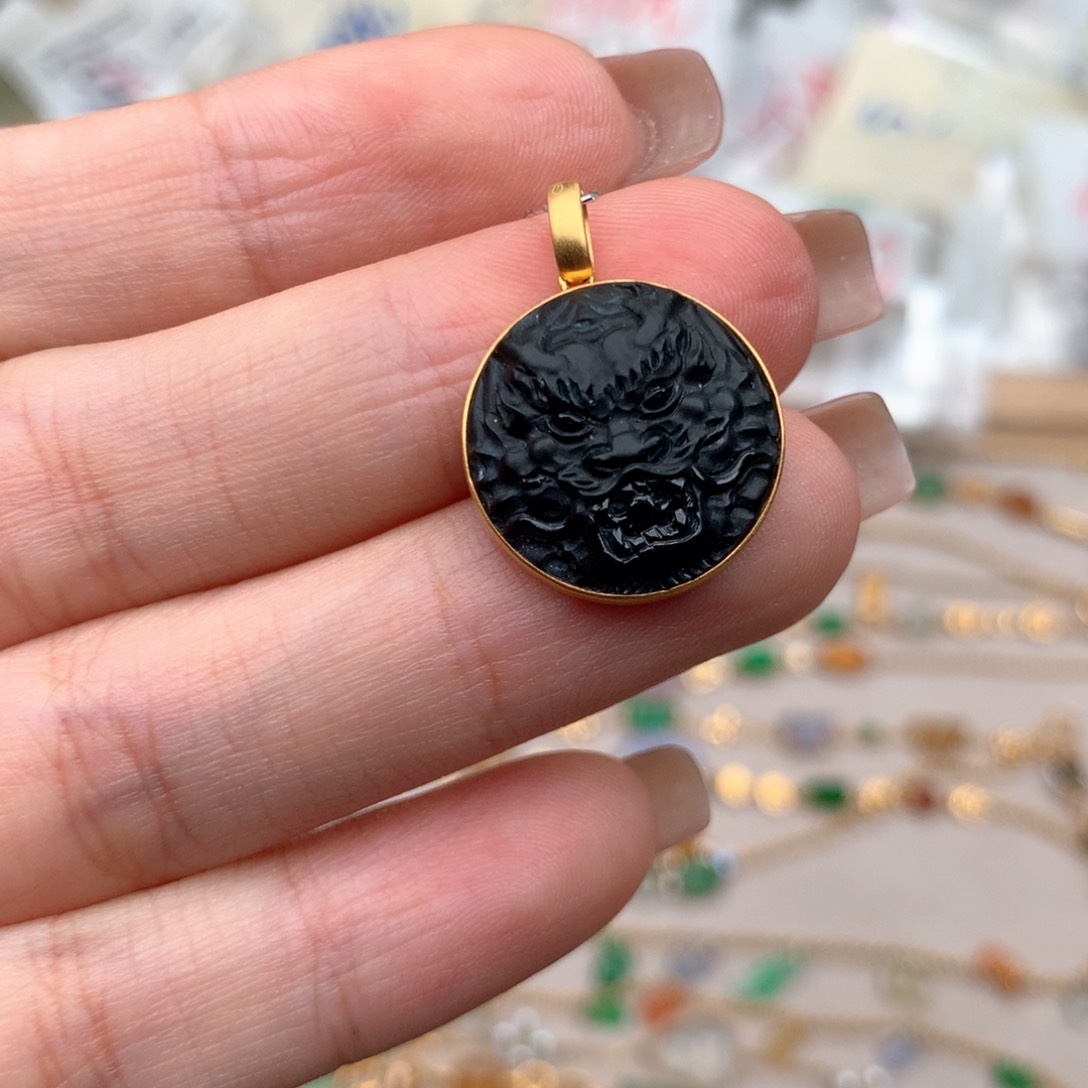 18K金镶嵌挂件翡翠