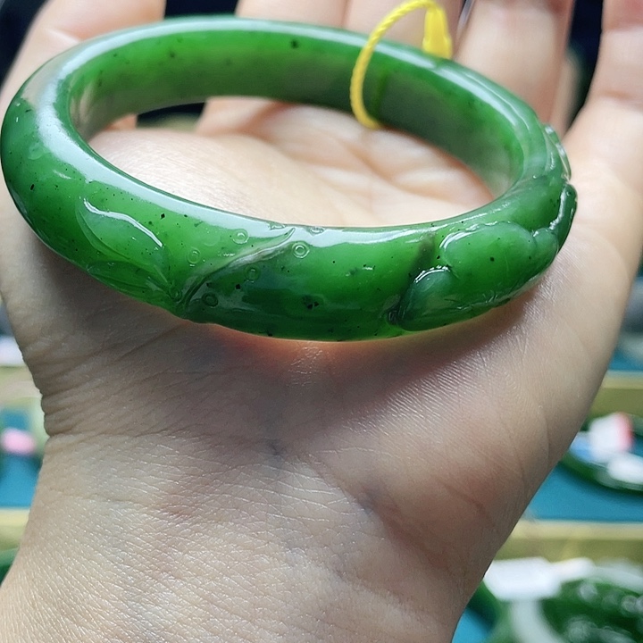 和田玉手镯59口。编号45未镶嵌