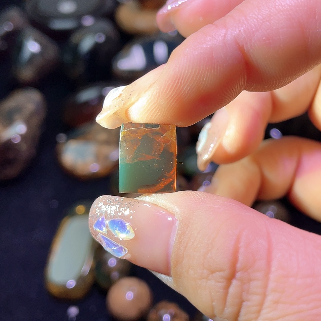 琥珀裸石未镶嵌。