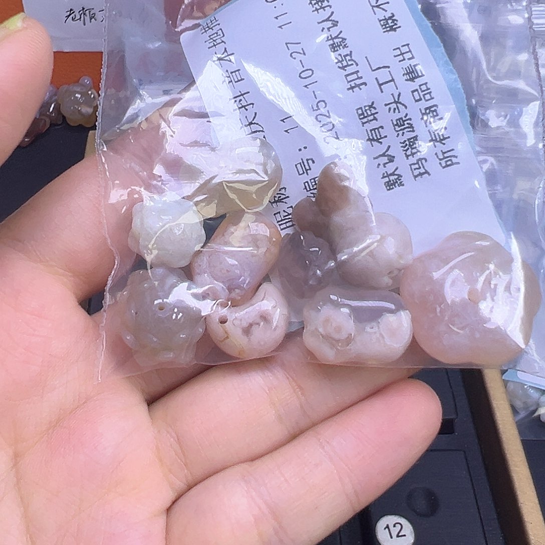 重***推石英质玉未镶嵌挂件