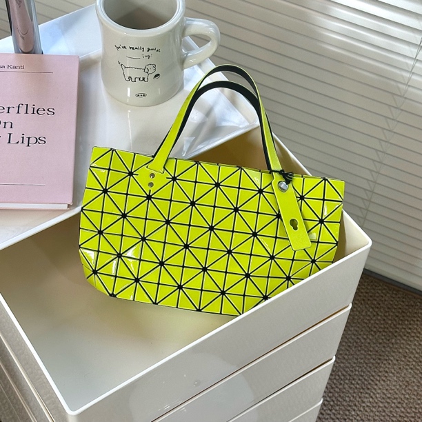 95新 Issey Miyake/三宅一生 荧光绿横版小号托特包