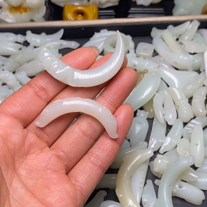 红***雪和田玉未镶嵌挂件