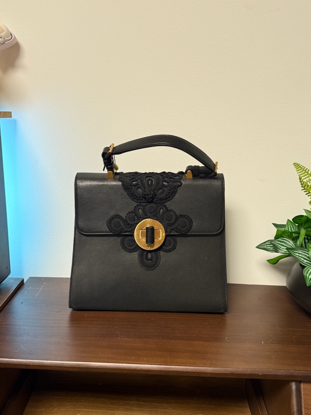 95新 Prada/普拉达 牙牙 黑金手提刺绣kelly包
