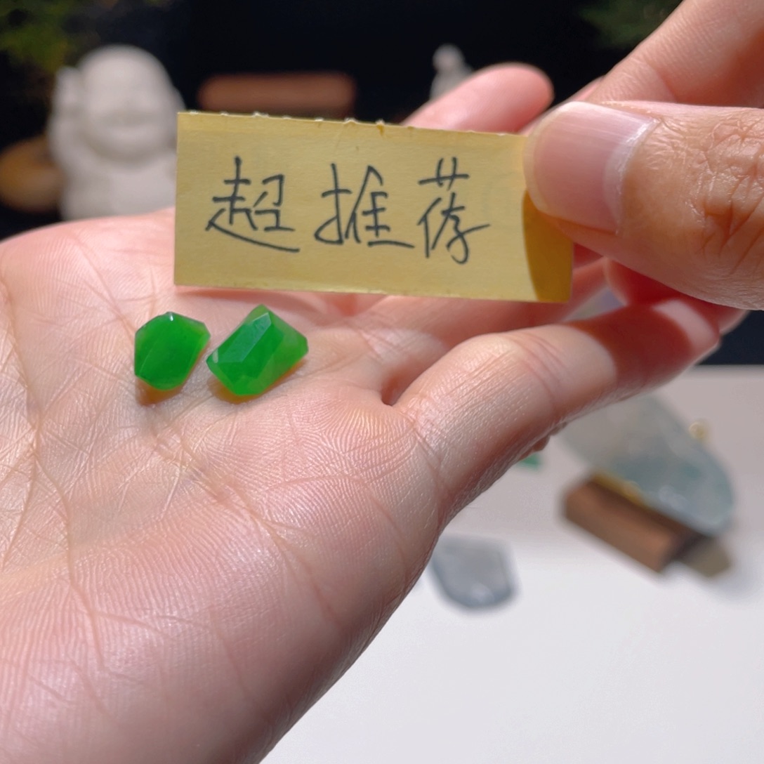 翡翠未镶嵌颈饰戒指
