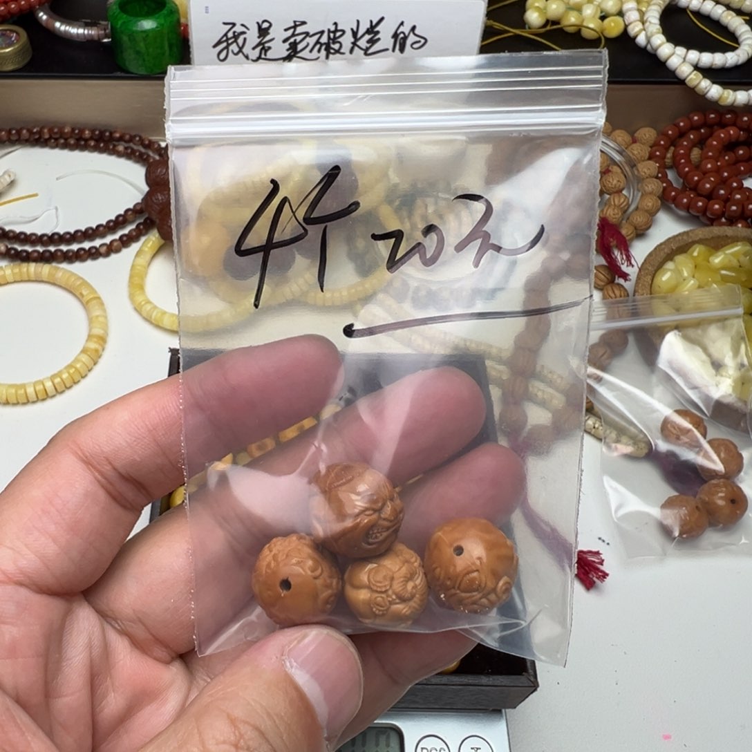 猴头核桃吊坠雕刻