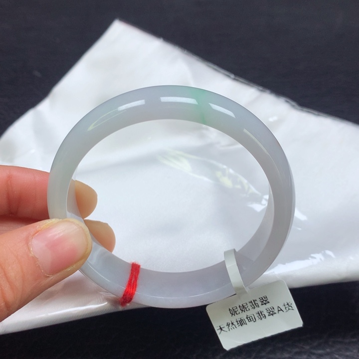 翡翠手镯未镶嵌55圈