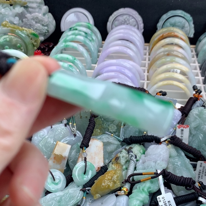 翡翠手镯未镶嵌吊坠