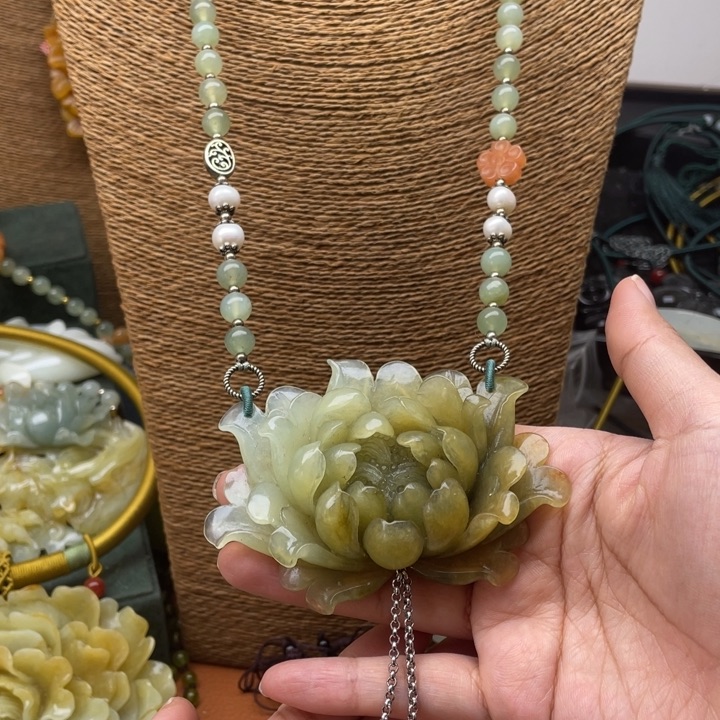 蛇纹石玉吊坠合金