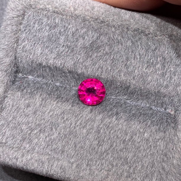 1.6克拉天然卢比来碧玺裸石颜色鲜艳靓丽火彩璀璨闪亮切工精美