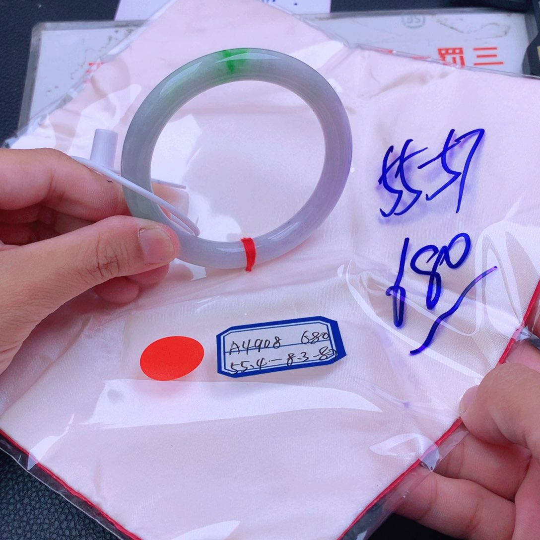 翡翠手镯未镶嵌翡翠