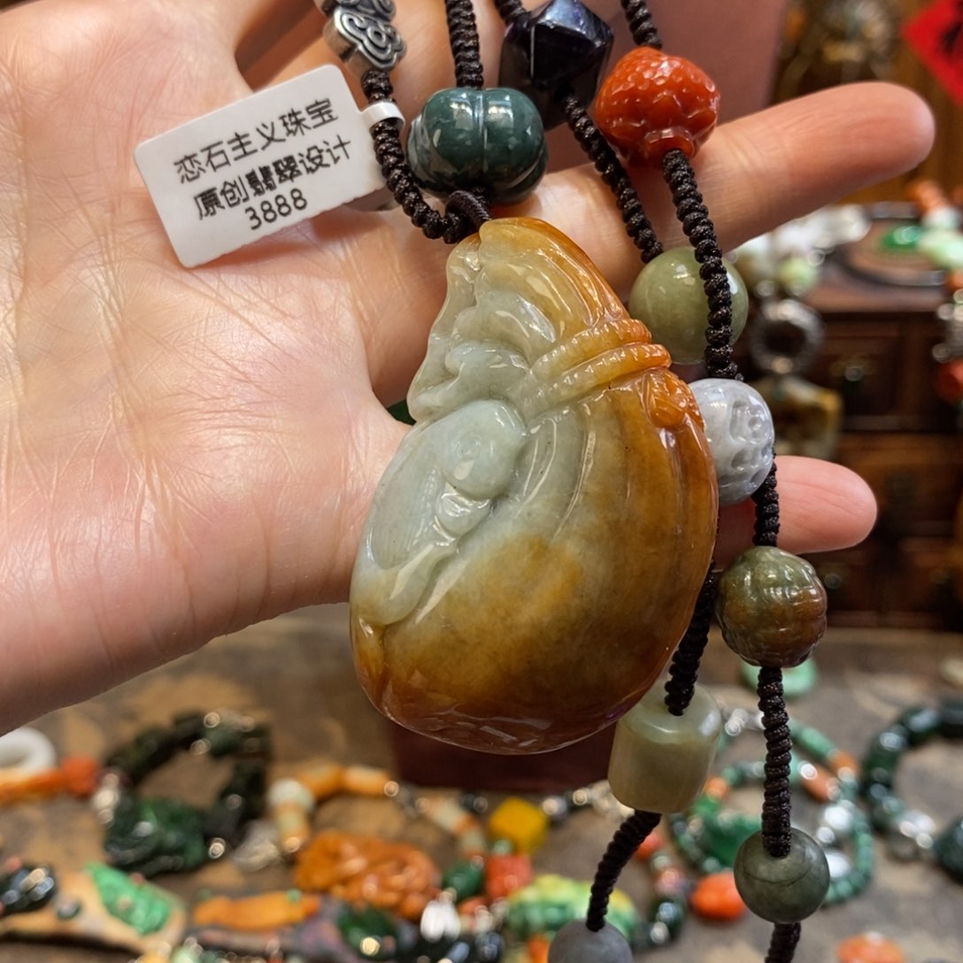 翡翠吊坠(赠链)未镶嵌
