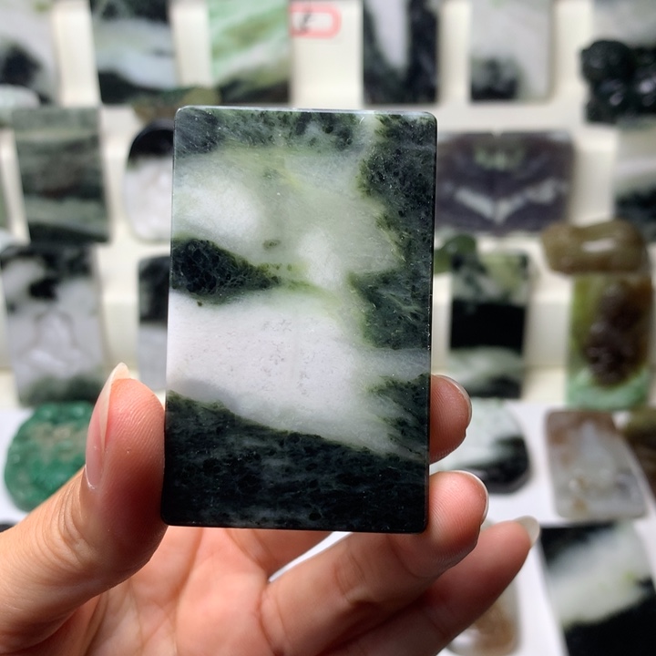 独山玉未镶嵌颈饰