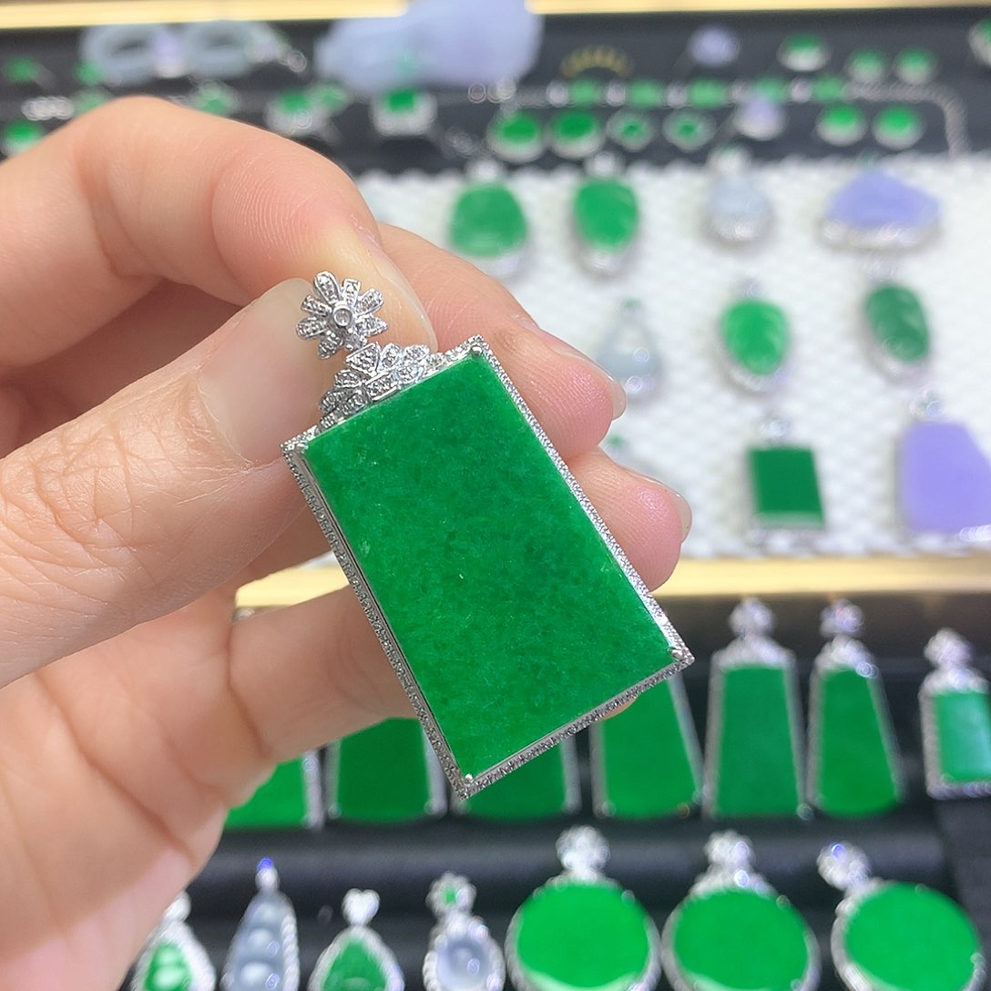 颈饰18K金镶嵌翡翠吊坠