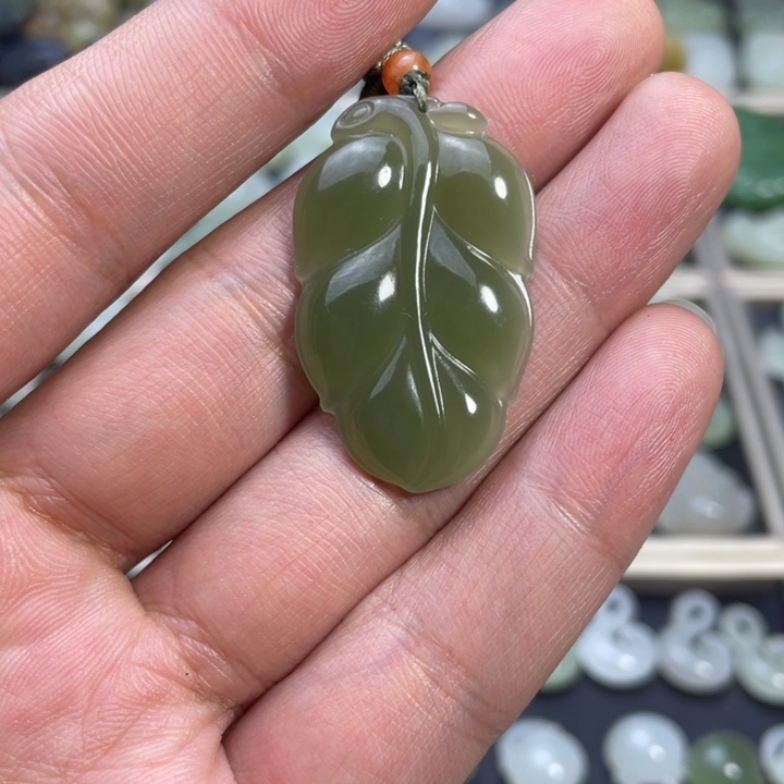 和田玉颈饰未镶嵌叶子吊坠