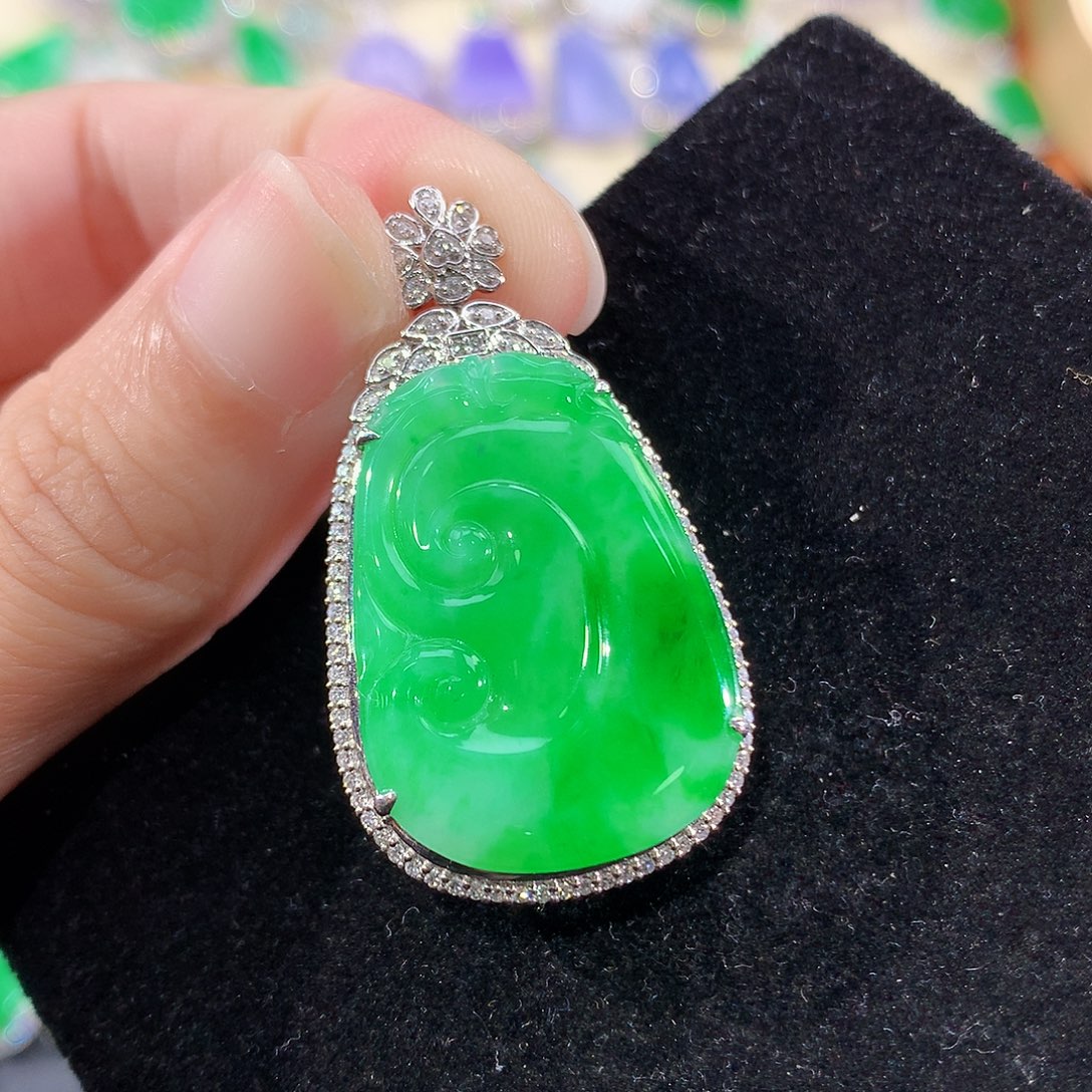 翡翠18K金镶嵌颈饰