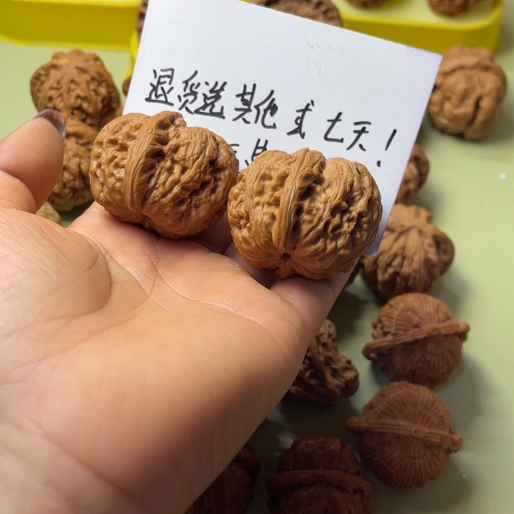 明****手把件雕刻核桃元宝