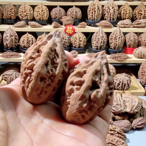 文玩核桃把件出筋花瓶