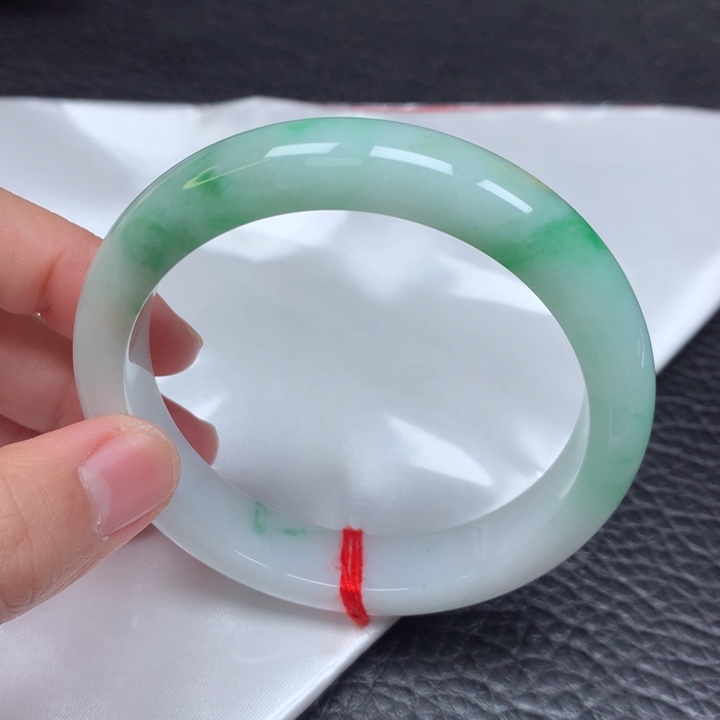 翡翠手镯未镶嵌。