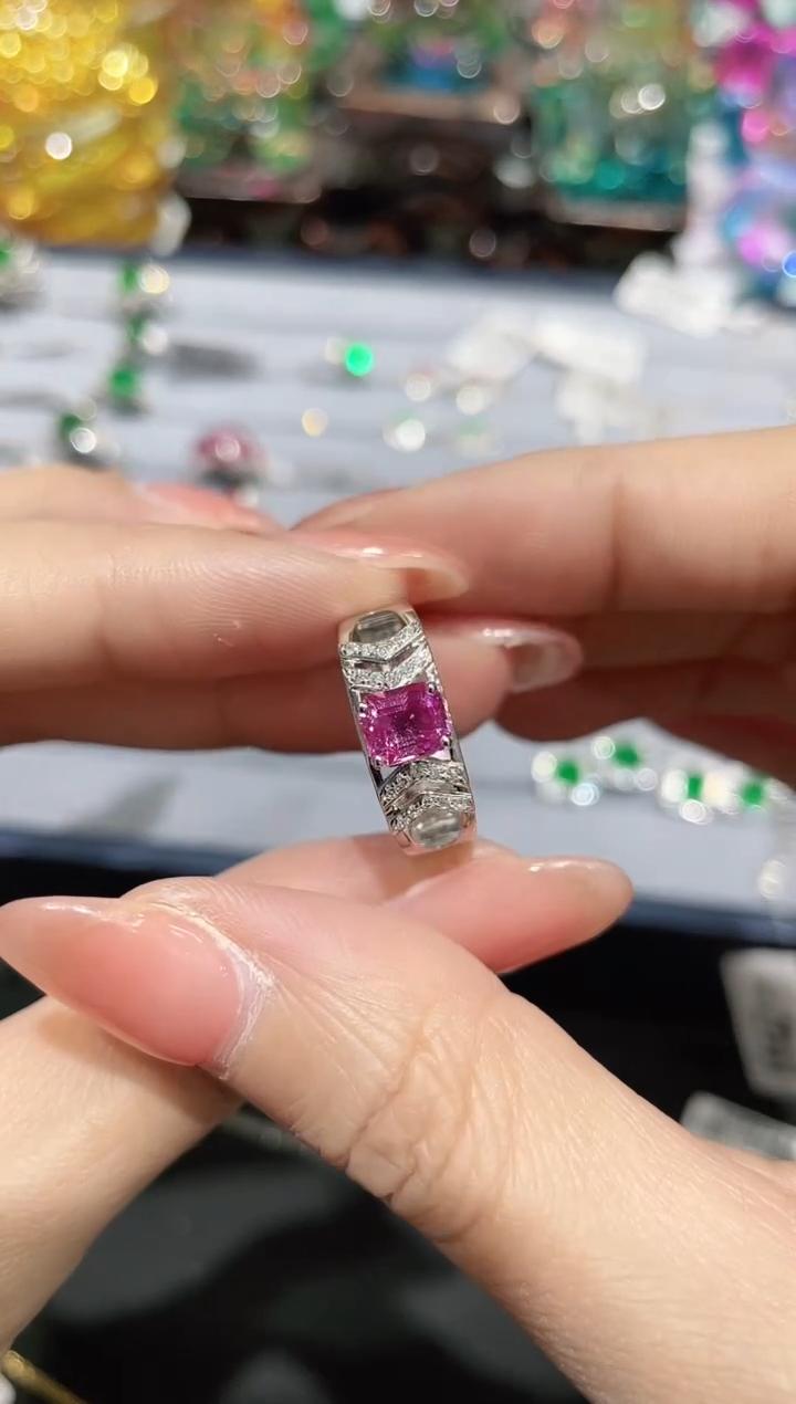 18K金镶嵌彩色蓝宝石戒指