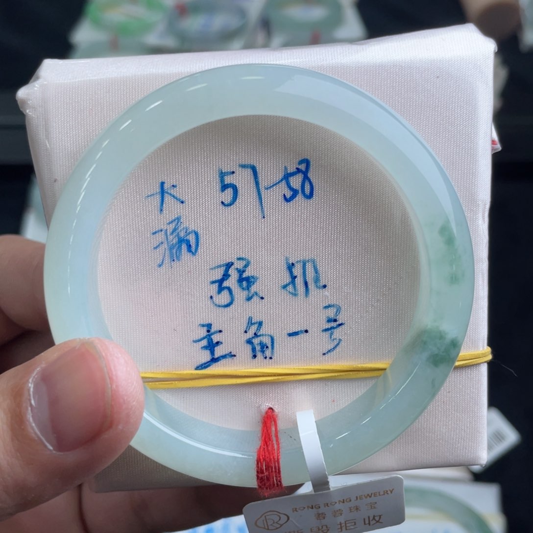 翡翠手镯未镶嵌翡翠手镯