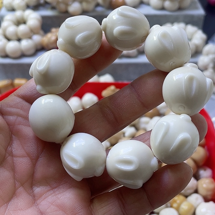 白玉菩提吊坠微瑕象牙果团兔25，手串一条