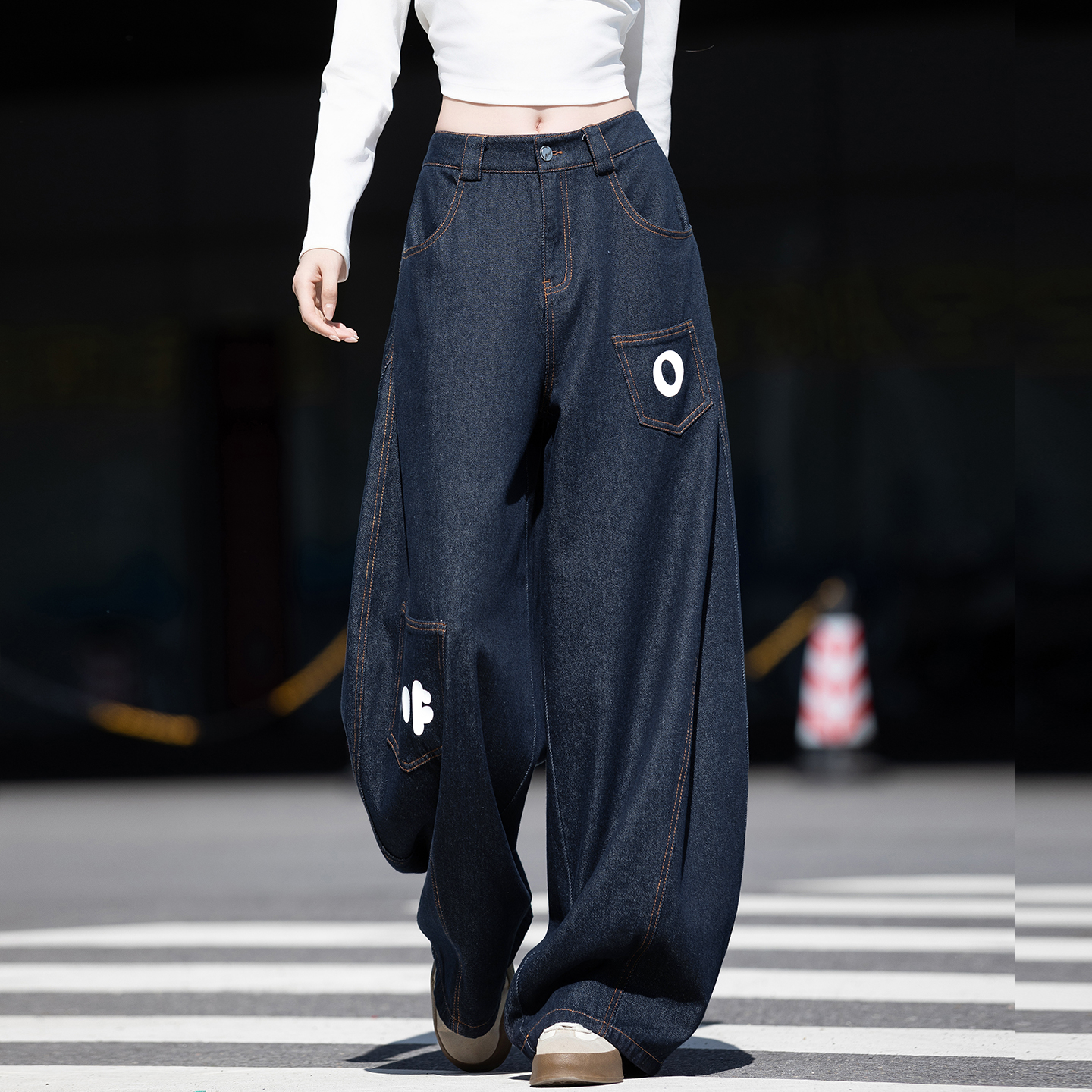 弯刀牛仔裤女款爆款2025新款秋冬宽松阔腿高腰慵懒设计感潮款裤子