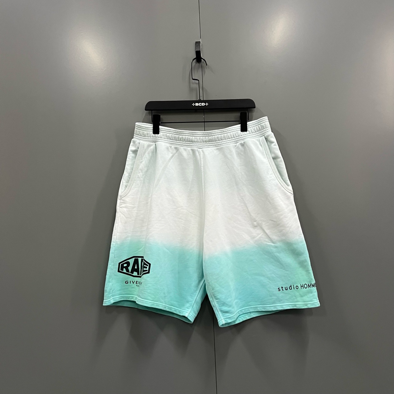 95新 Givenchy/纪梵希 （cc）渐变印花logo短裤 XL码/破洞污渍