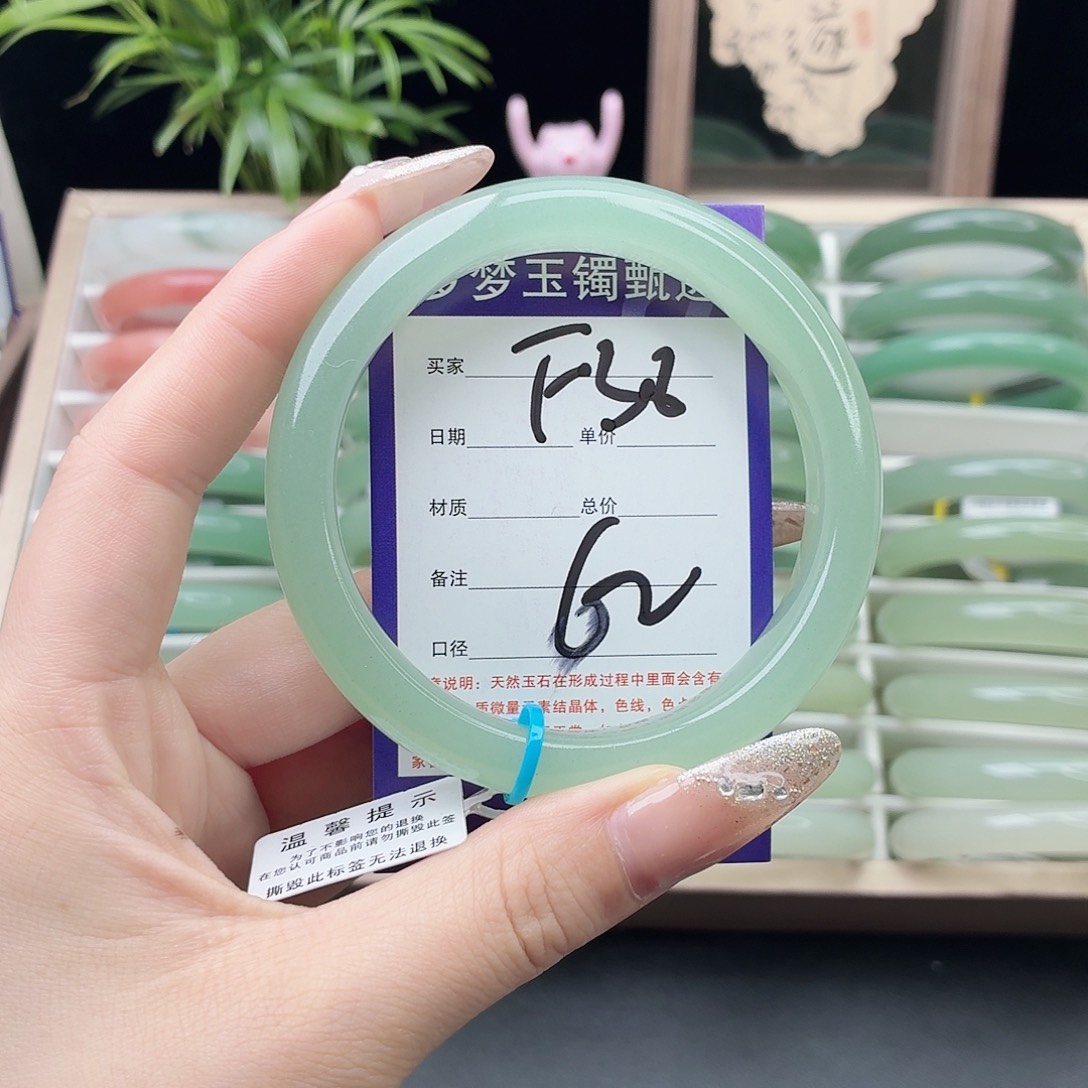 唐****石英质玉未镶嵌手镯