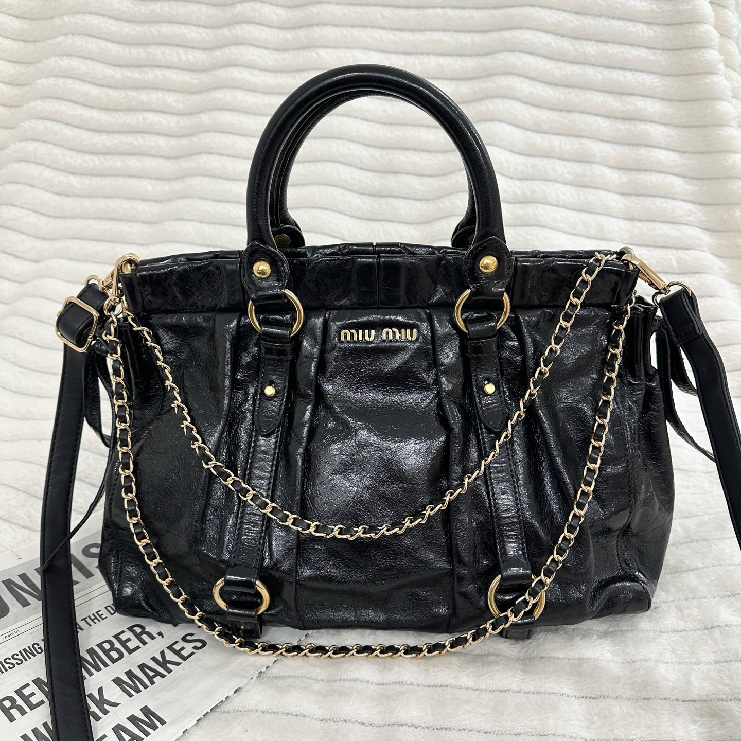 99新 MIU MIU/缪缪 黑金斜挎包机车包护