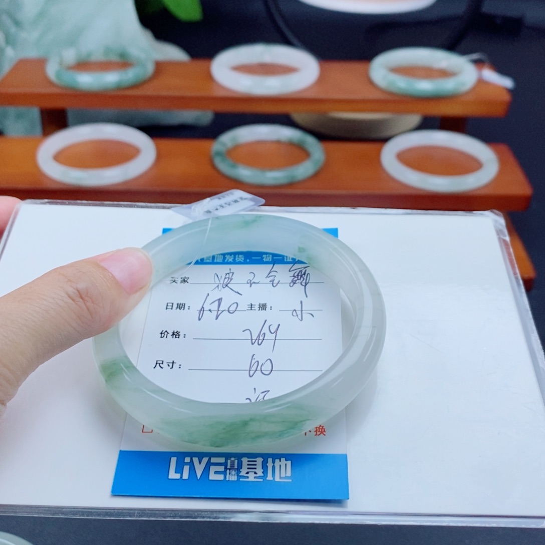 石英质玉手镯未镶嵌狼**舞