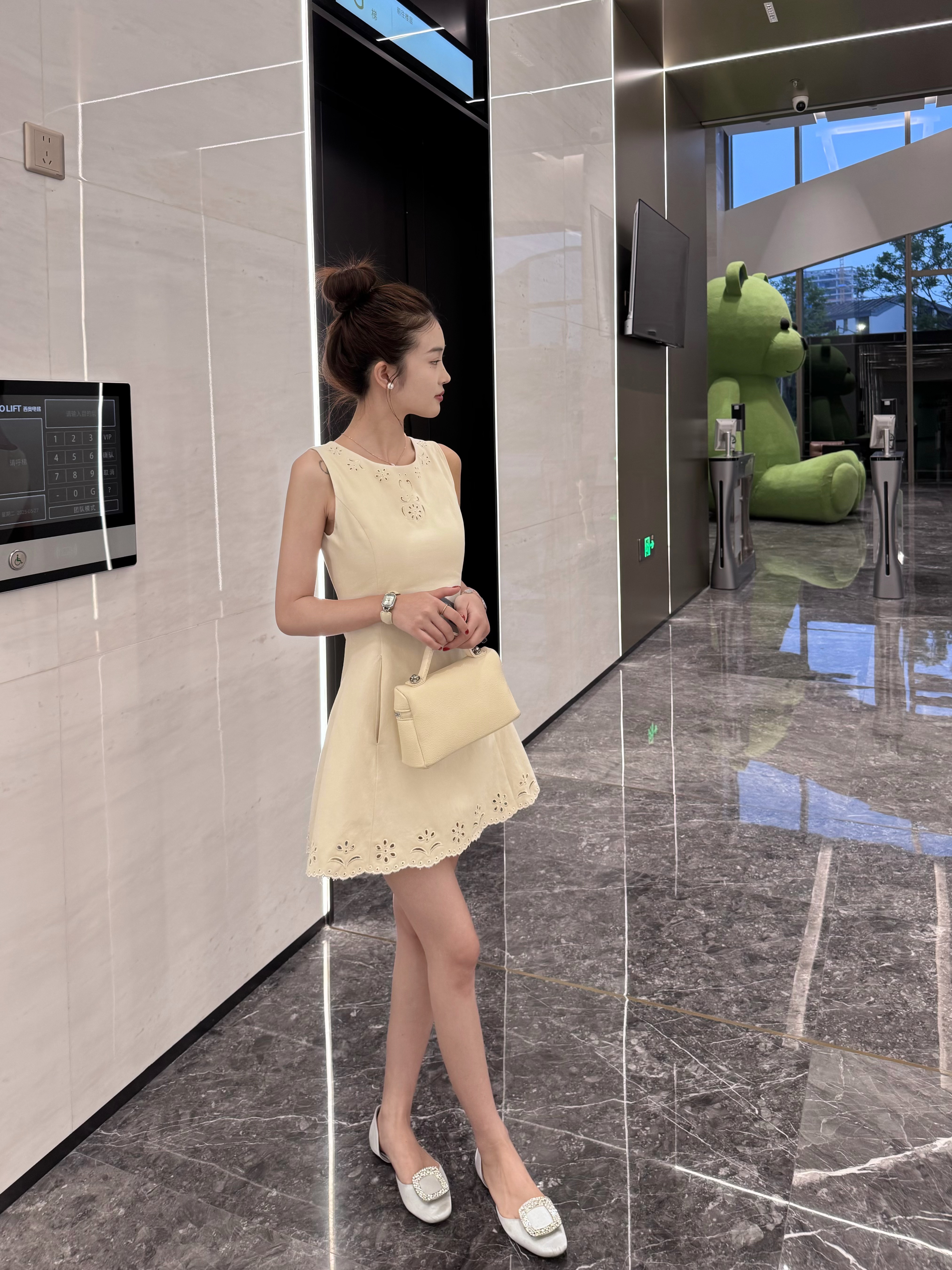 FF  【矜贵千金】原创重工A字版设计师镂空刺绣收腰连衣裙2025夏