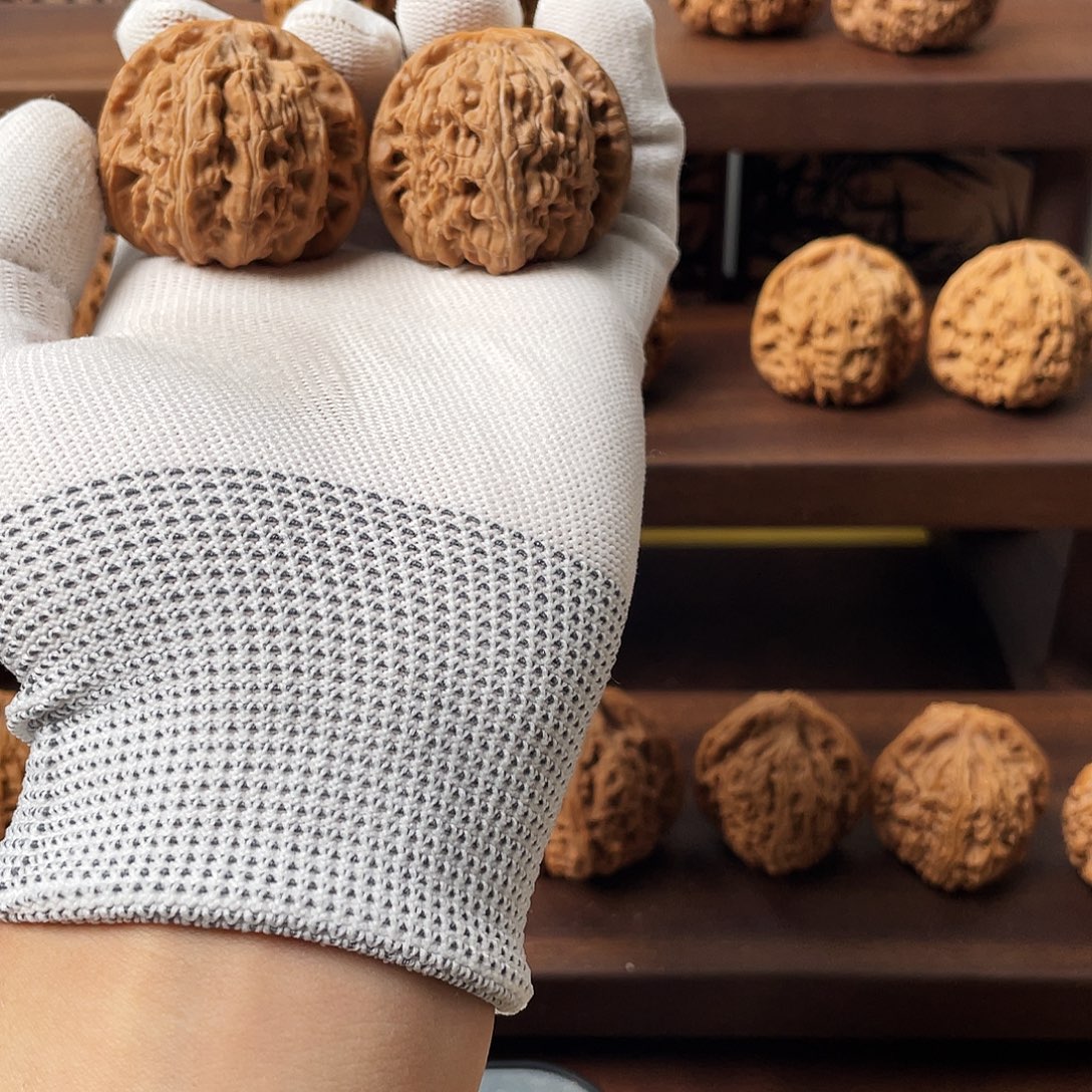 文玩核桃吊坠白狮子