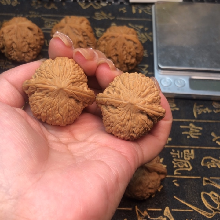 桃核把件39全品绣球。