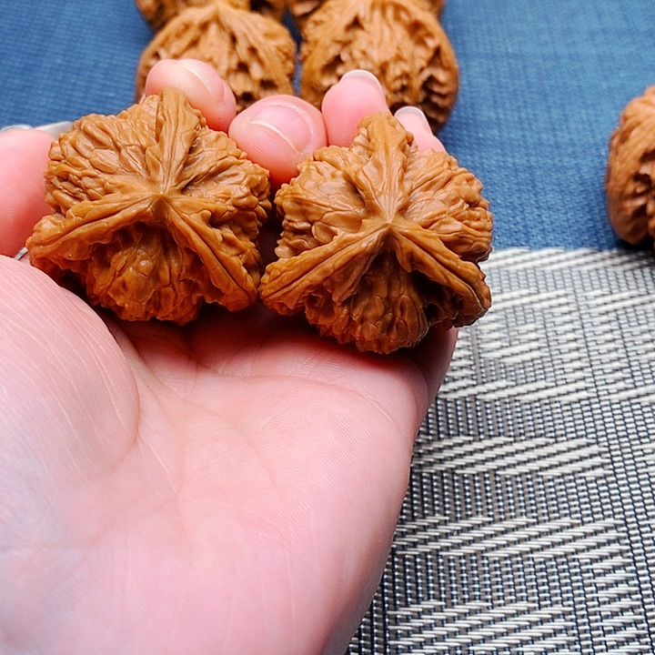 黄***生文玩核桃吊坠三棱