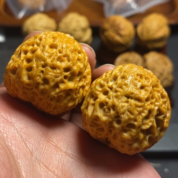 文玩核桃把件42尺红珊瑚绣球