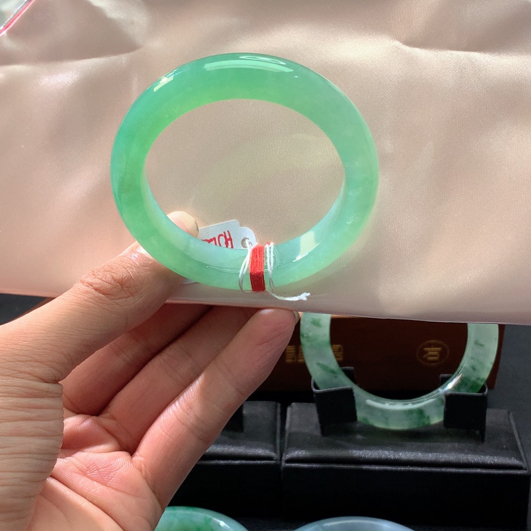 翡翠未镶嵌手镯正圈