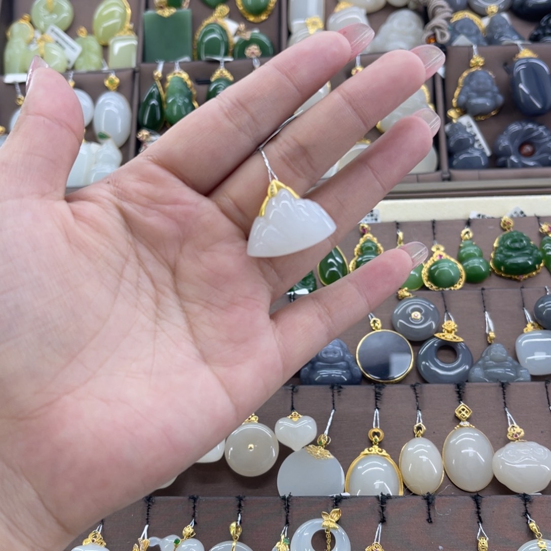 和田玉18K金镶嵌吊坠(赠链)