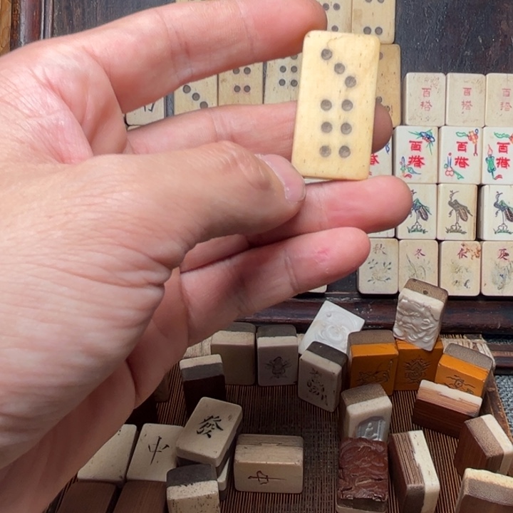 老***哥实心竹雕刻手把件