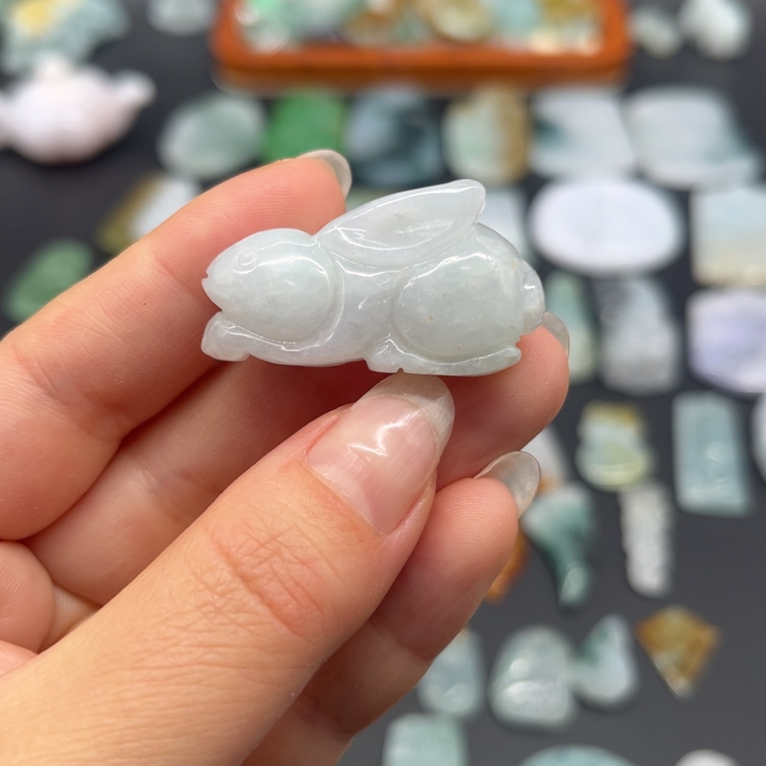 翡翠未镶嵌颈饰兔子