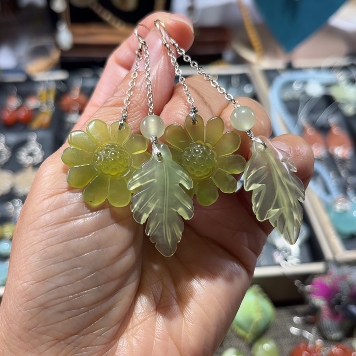 蛇纹石玉未镶嵌耳饰