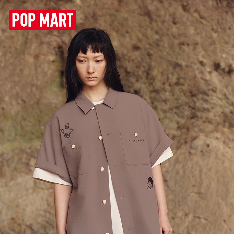 泡泡玛特Hirono Living Wild-穴居陶罐刺绣短袖衬衫