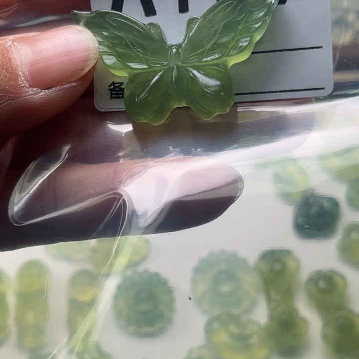 蛇纹石玉颈饰未镶嵌小**猫