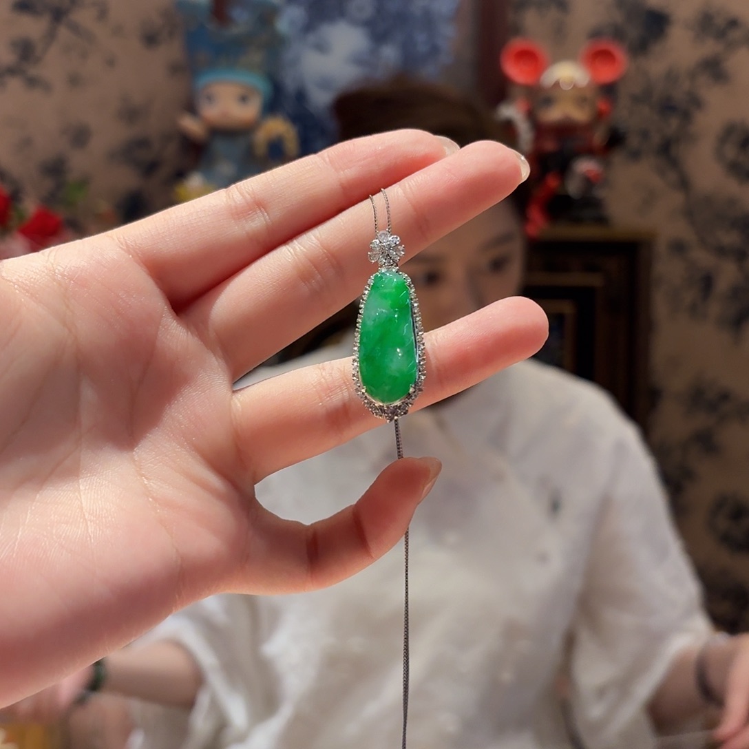 翡翠吊坠(赠链)18K金镶嵌