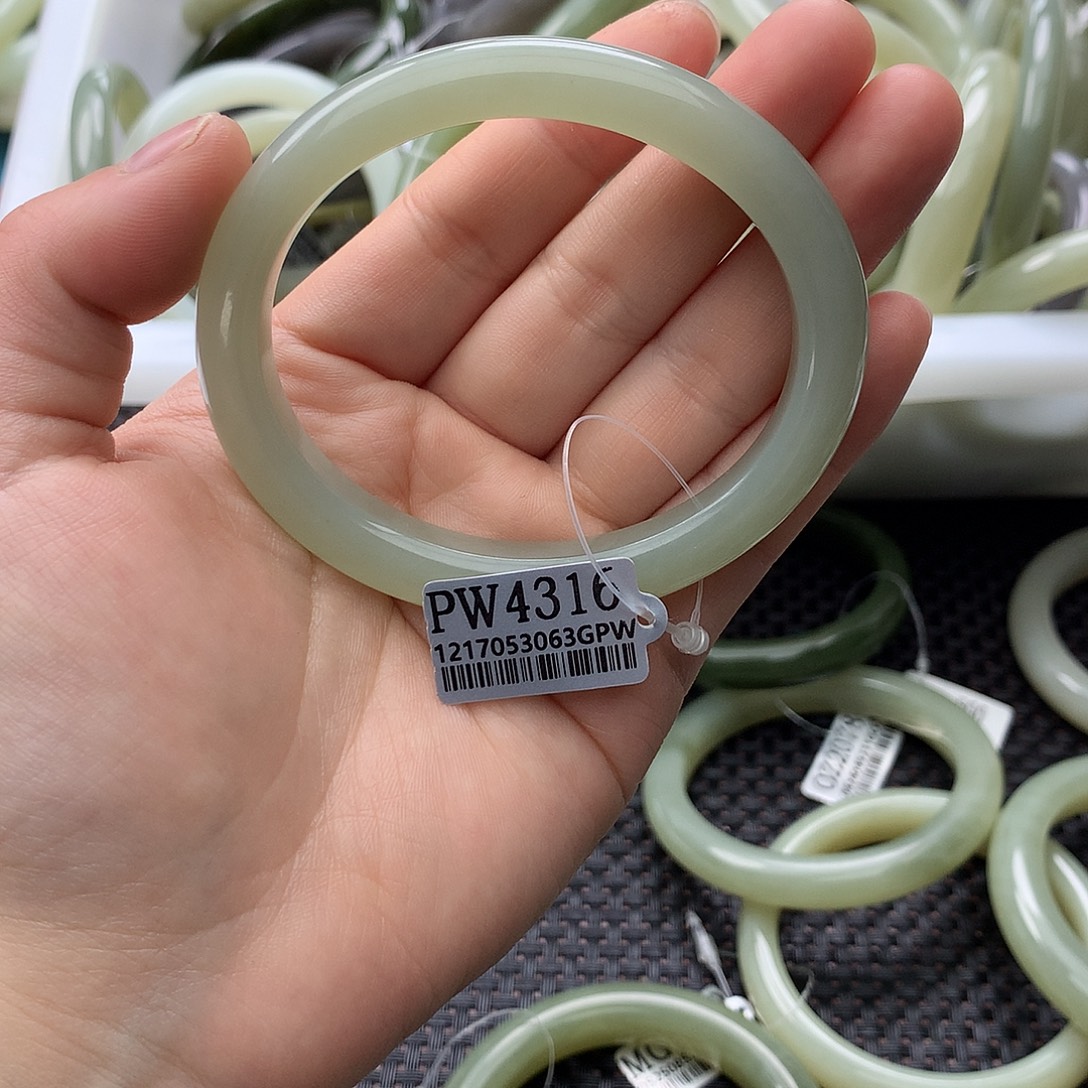 爆***猫和田玉未镶嵌手镯