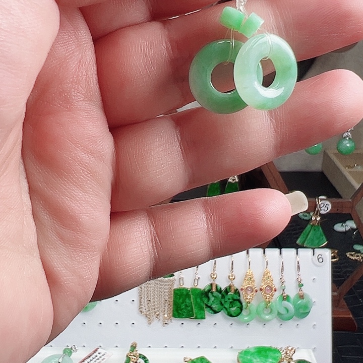 翡翠耳饰未镶嵌看***烦耳饰