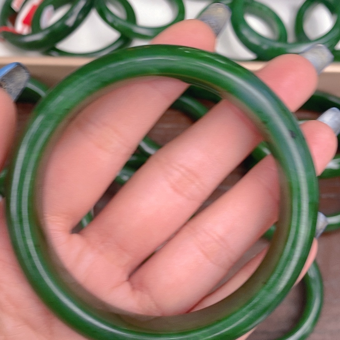 杨***姐和田玉（碧玉）未镶嵌手链