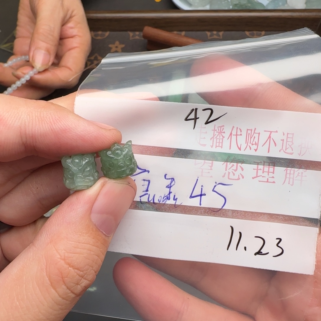 麒***麟翡翠未镶嵌颈饰翡翠